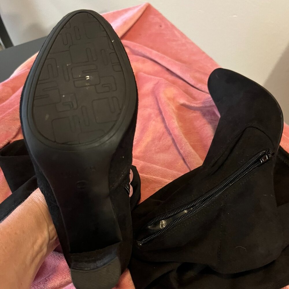 Barely Worn Knee-high black Suede boots Sz 9 - Picture 3 of 3